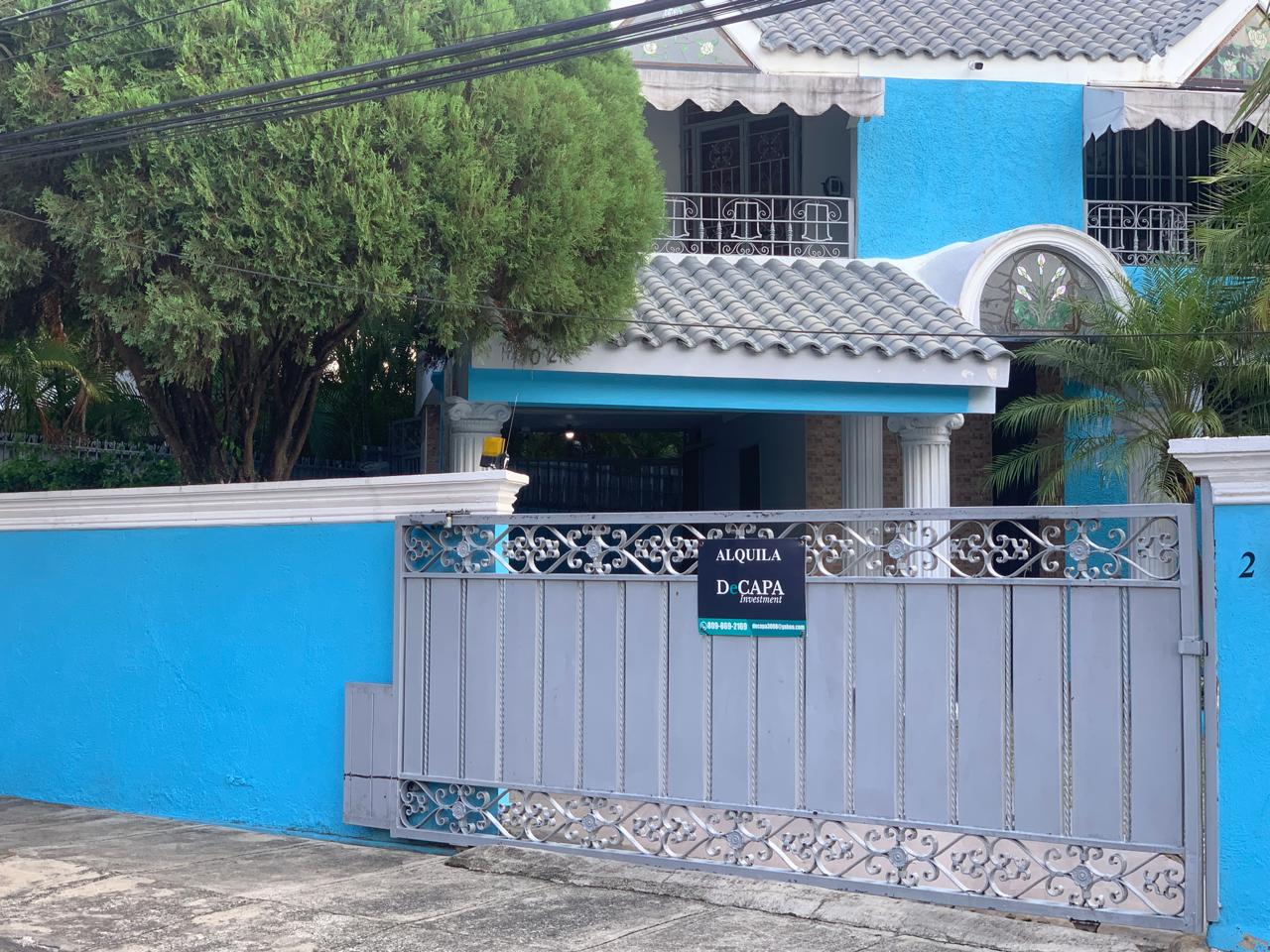 Residencia de Dos Niveles en Villa Olga, Santiago