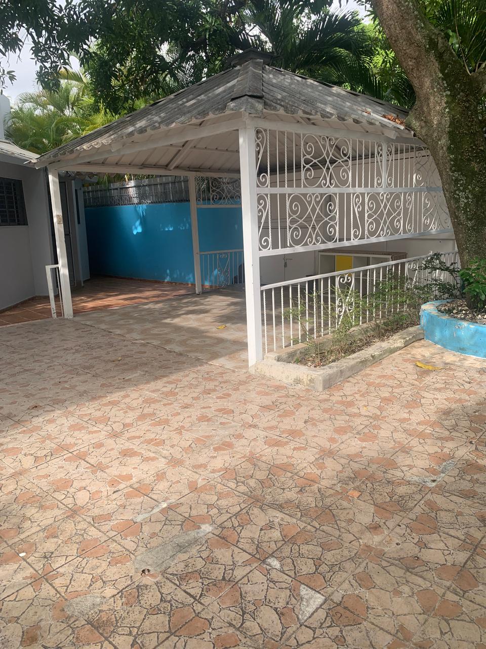 Residencia de Dos Niveles en Villa Olga, Santiago