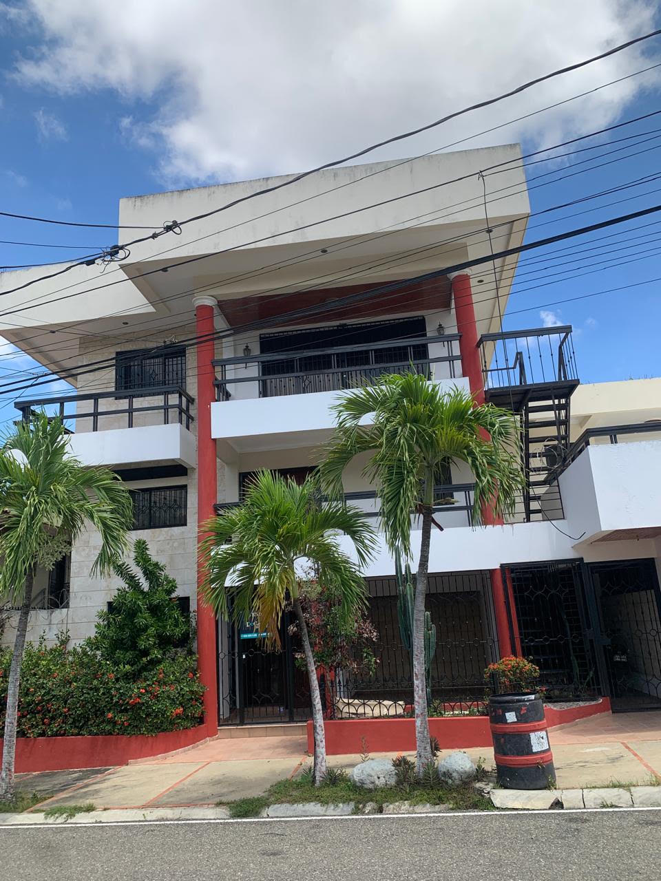 Amplia Residencia de Cuatro Niveles en Venta en Tierra Alta, Santiago