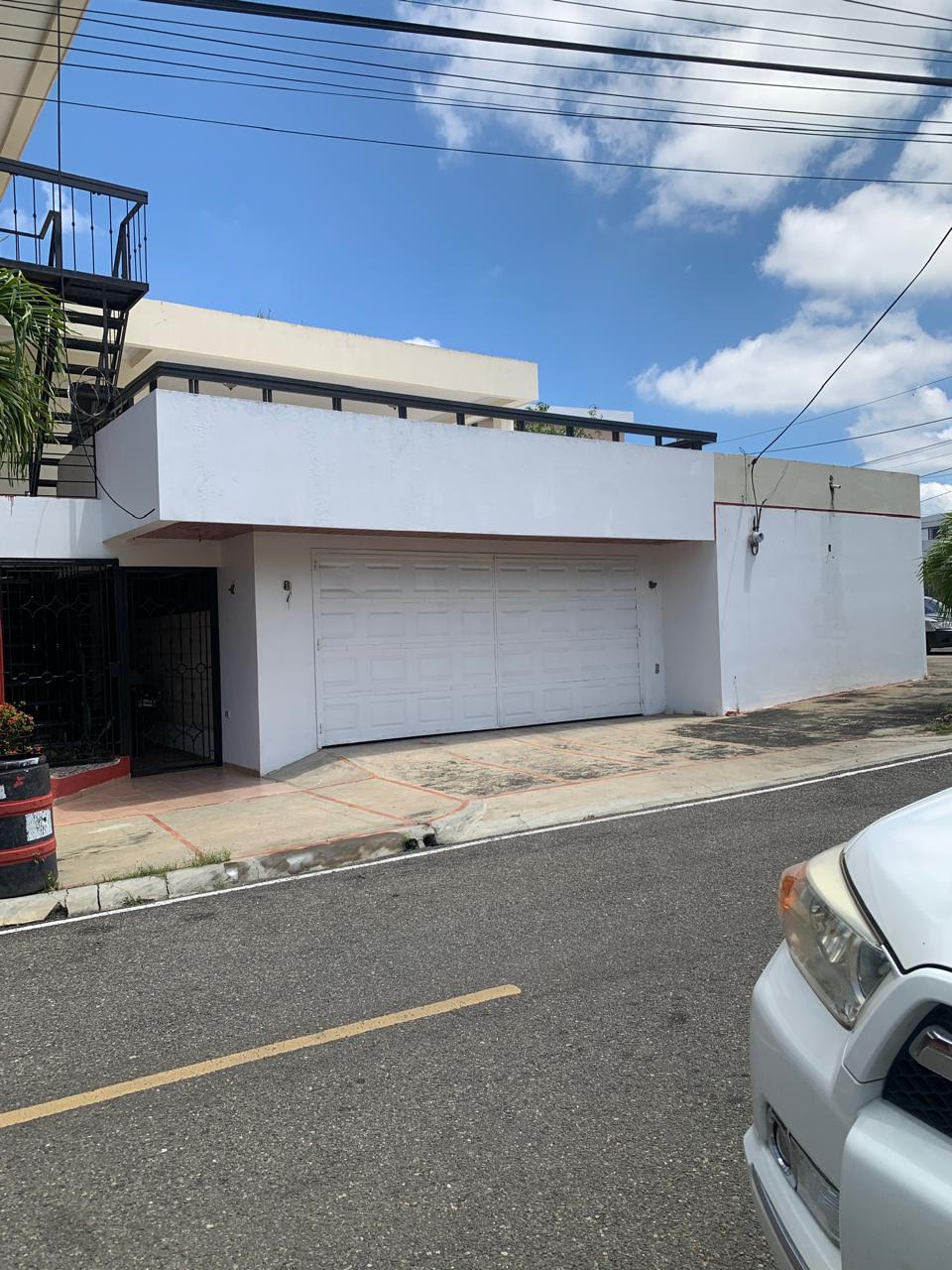 Amplia Residencia de Cuatro Niveles en Venta en Tierra Alta, Santiago