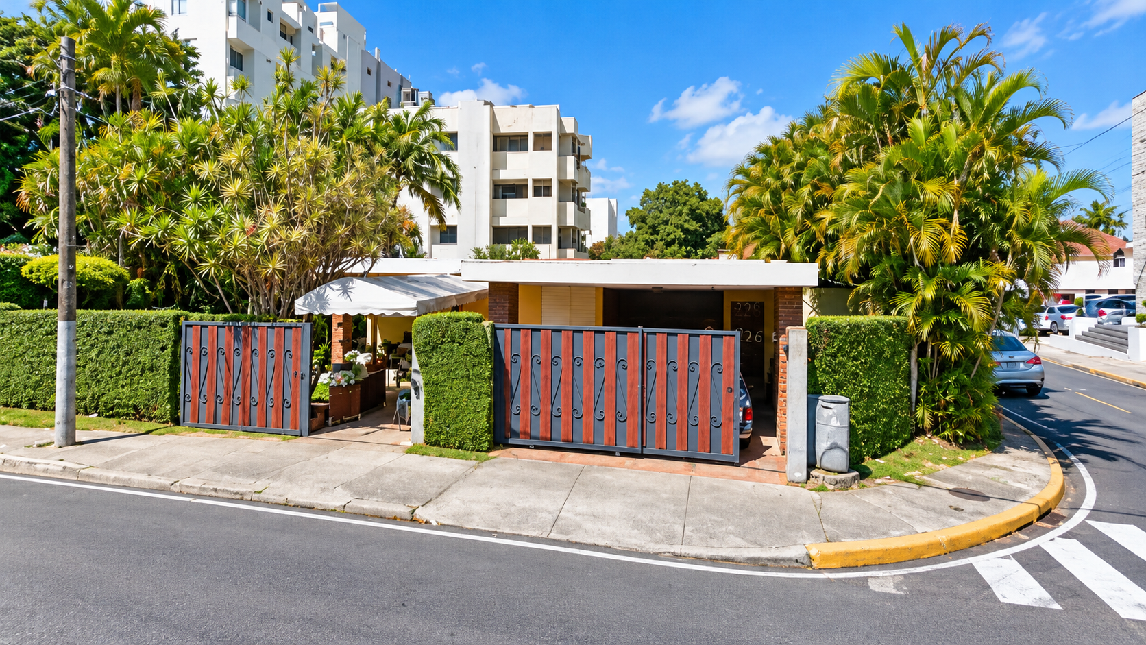 Amplia Casa Comercial en Alquiler en Los Jardines, Santiago – 250 m² y 15 parqueos